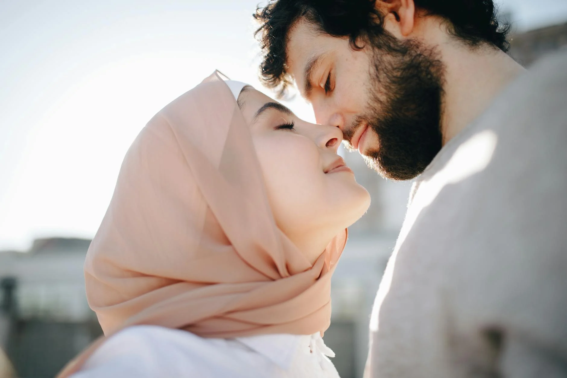 Affectionate (Ласковый) — человек, обнимающий кошку