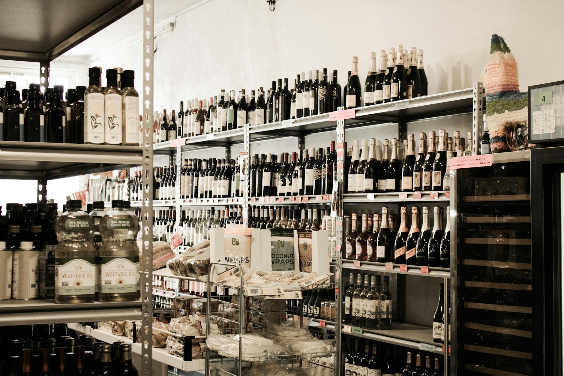 Aisle (проход) — в самолете, магазине или церкви