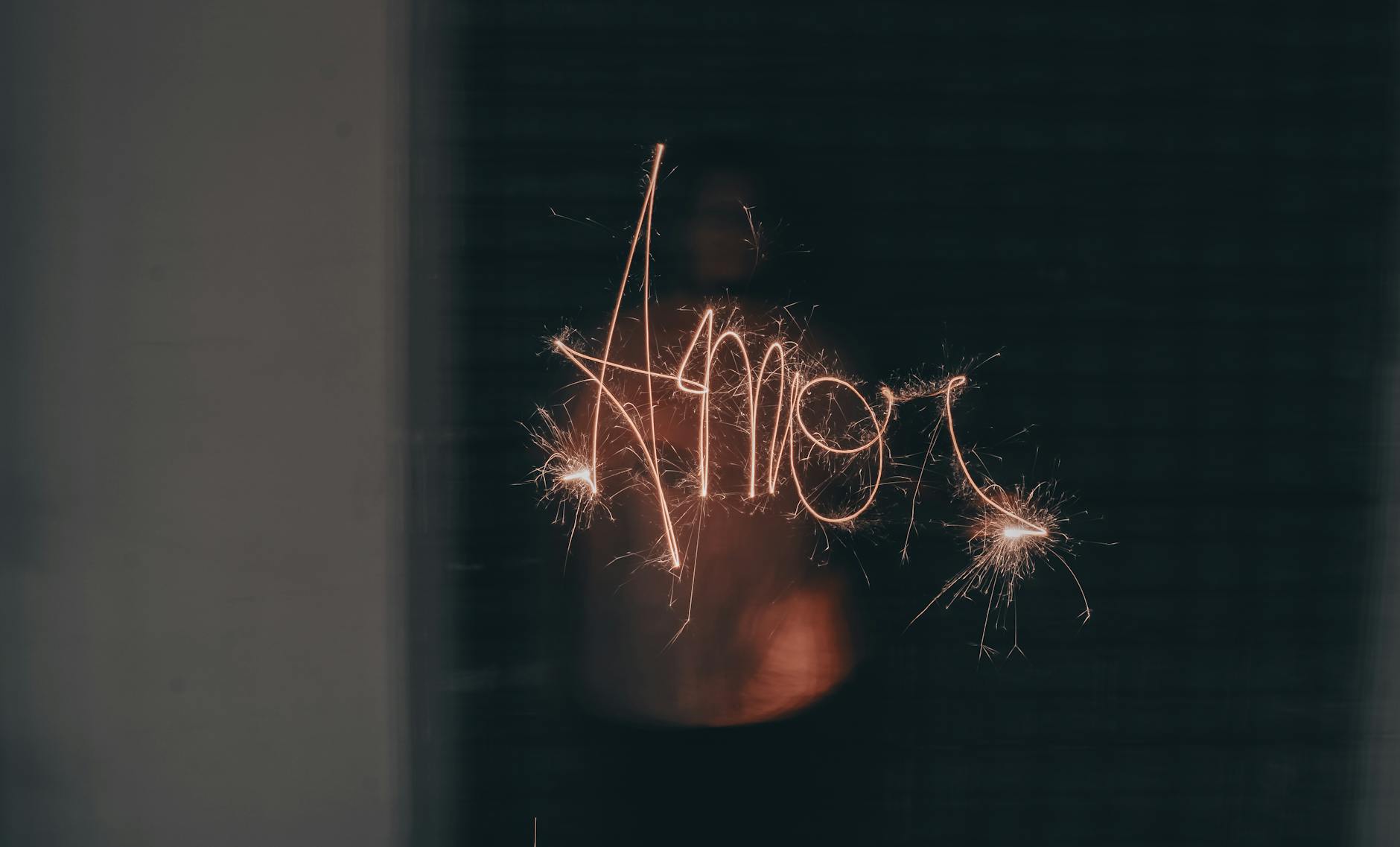 Amor (Амор) — символ любви, часто изображаемый как Купидон