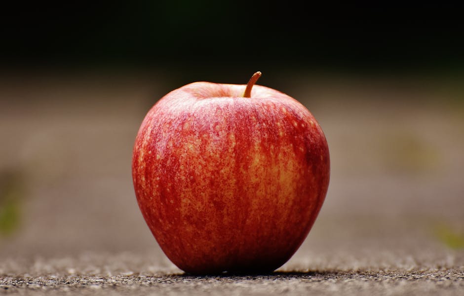 Apple (Яблоко) — свежий красный фрукт