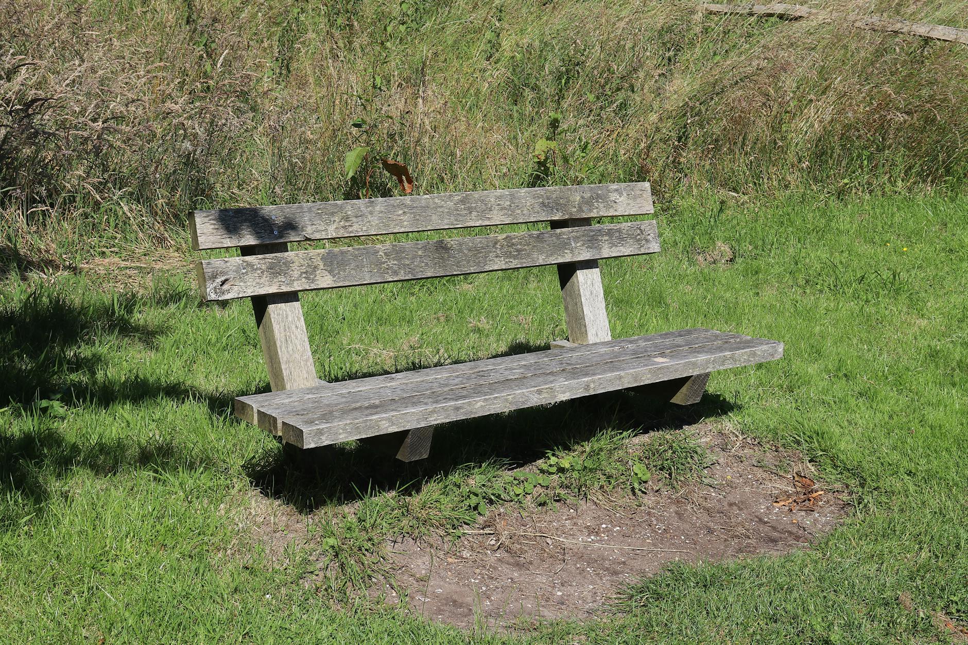 Bench (Скамейка) — длинное сиденье в парке