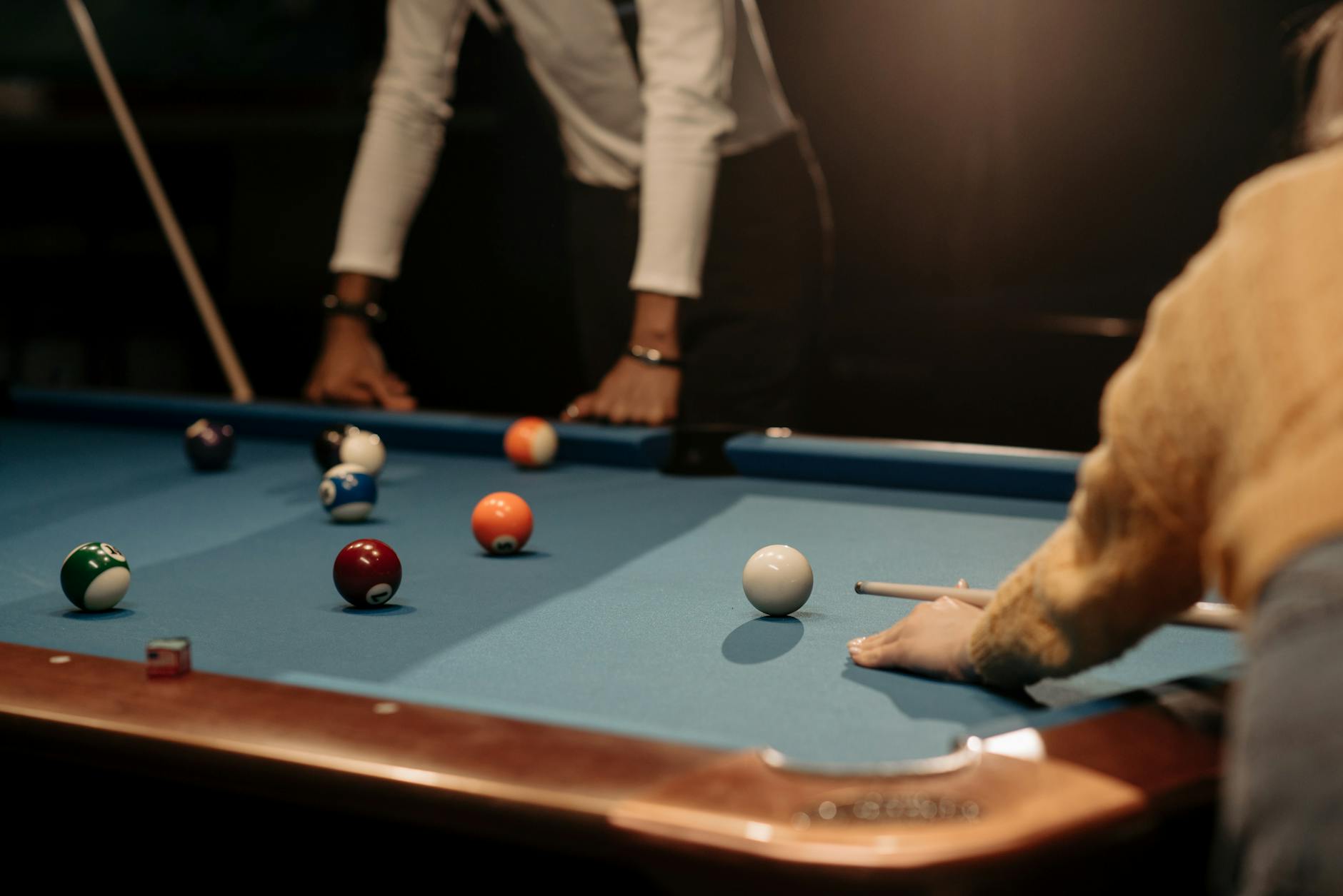 Billiard (Бильярд) — игра на столе с шарами и кием