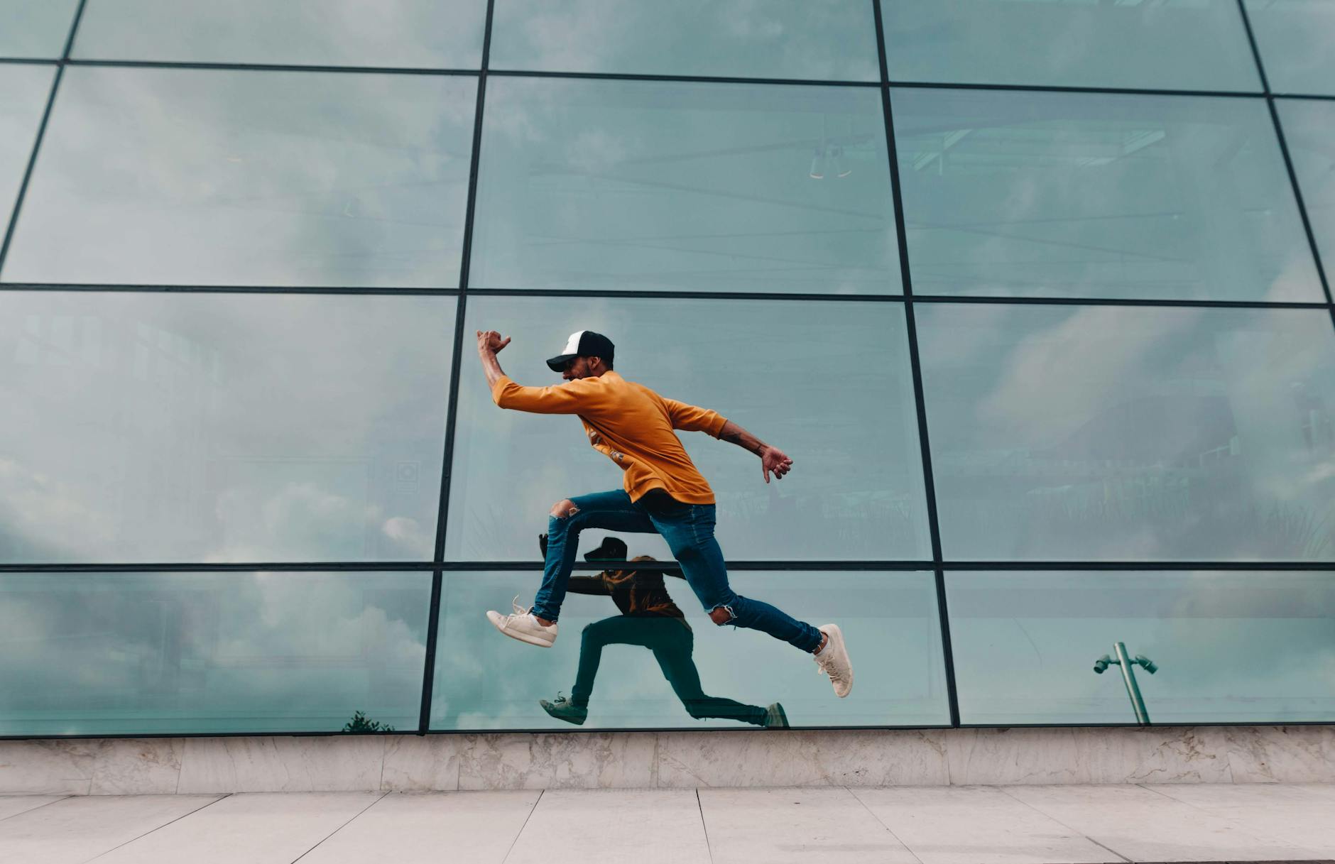 Bounce (Отскакивать, подпрыгивать) — мяч отскакивает от поверхности