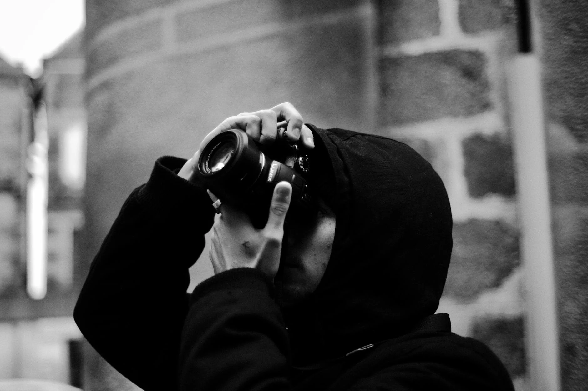 Capture (захватить, запечатлеть) — фотографировать, привлекать внимание
