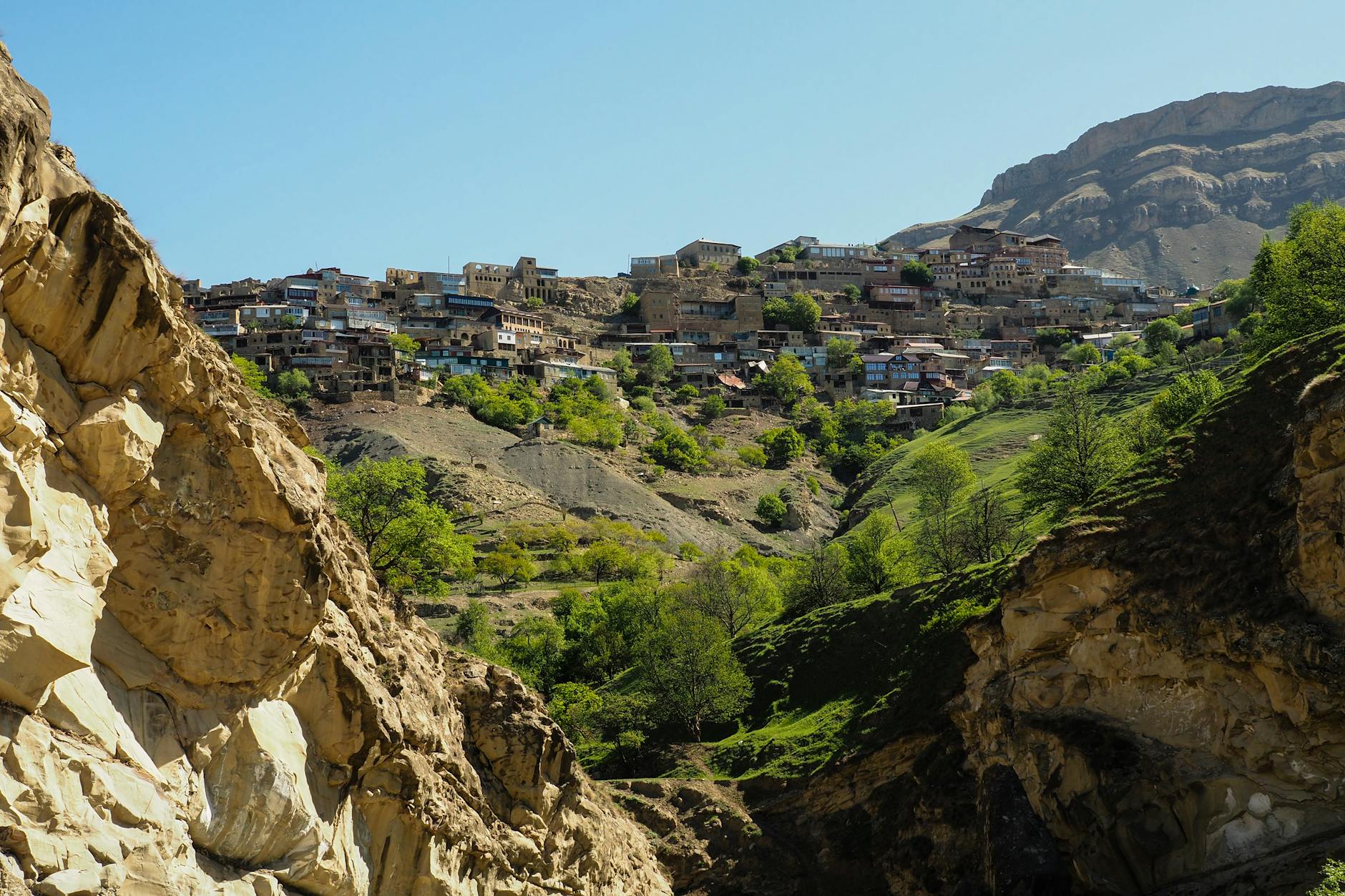 Caucasus (Кавказ) — горный регион между Черным и Каспийским морями