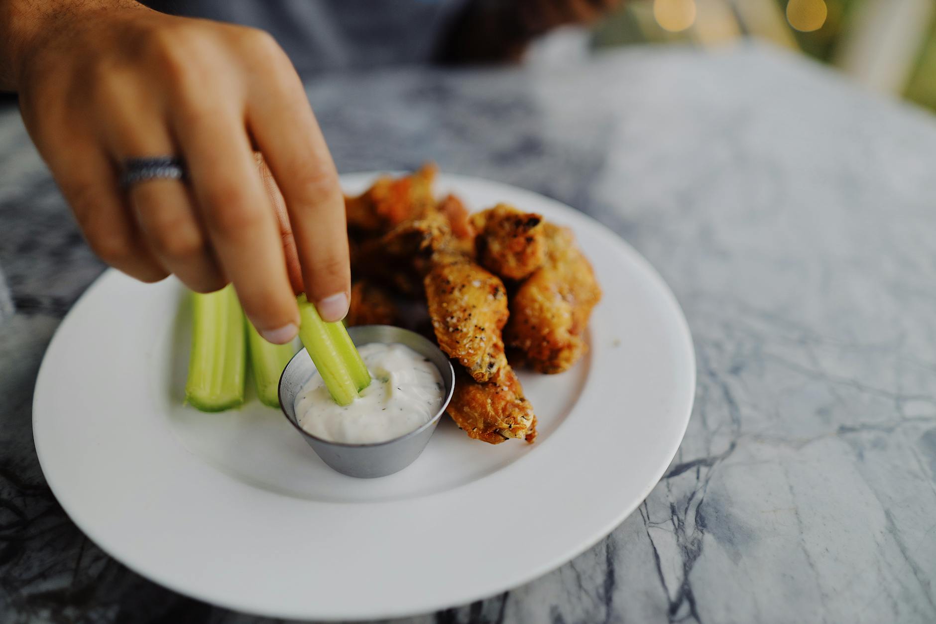 Celery (Сельдерей) — овощ с хрустящими стеблями