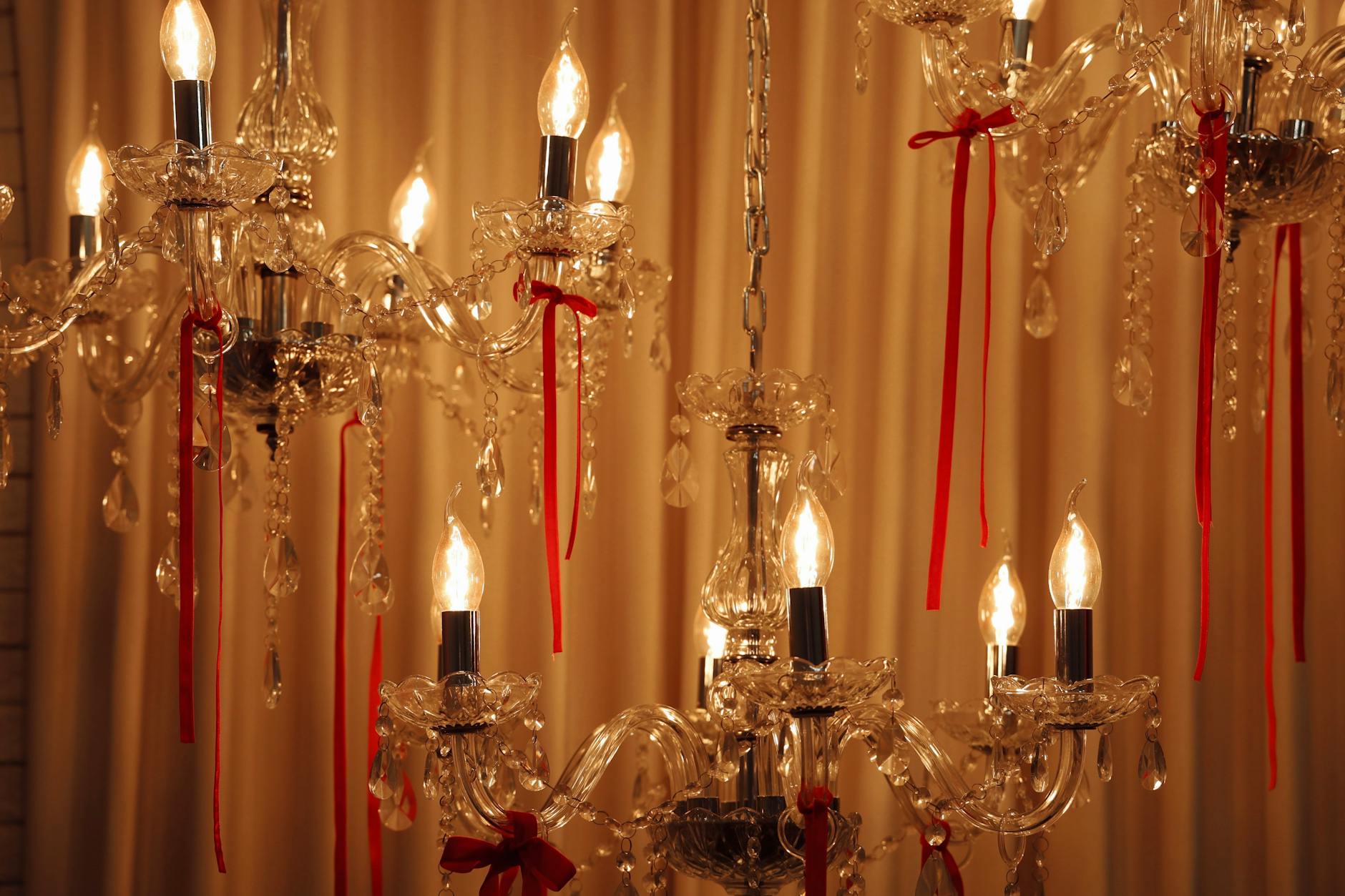 Chandelier (Люстра) — декоративный светильник