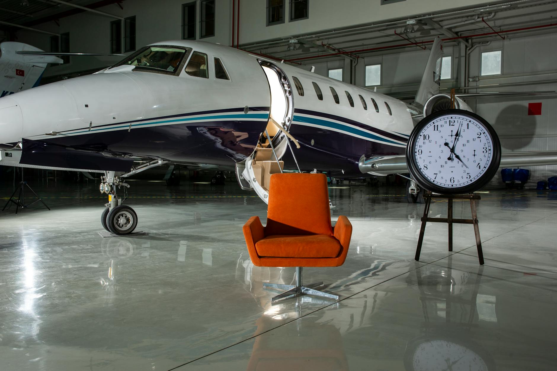 Charter (Хартия, Устав, Фрахтовать) — официальный документ или аренда транспорта
