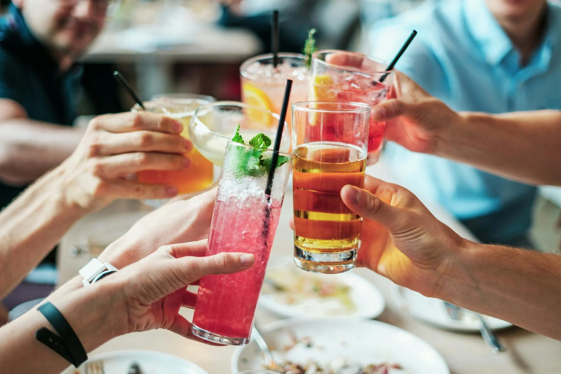 Cheers (Ура! / Спасибо!) — человек поднимает бокал