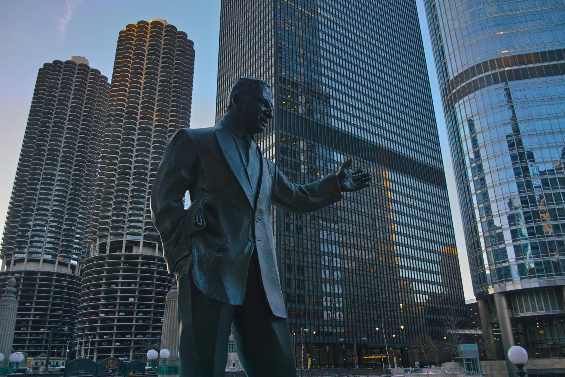 Chicago (Чикаго) — крупный город в США, известный архитектурой и культурой