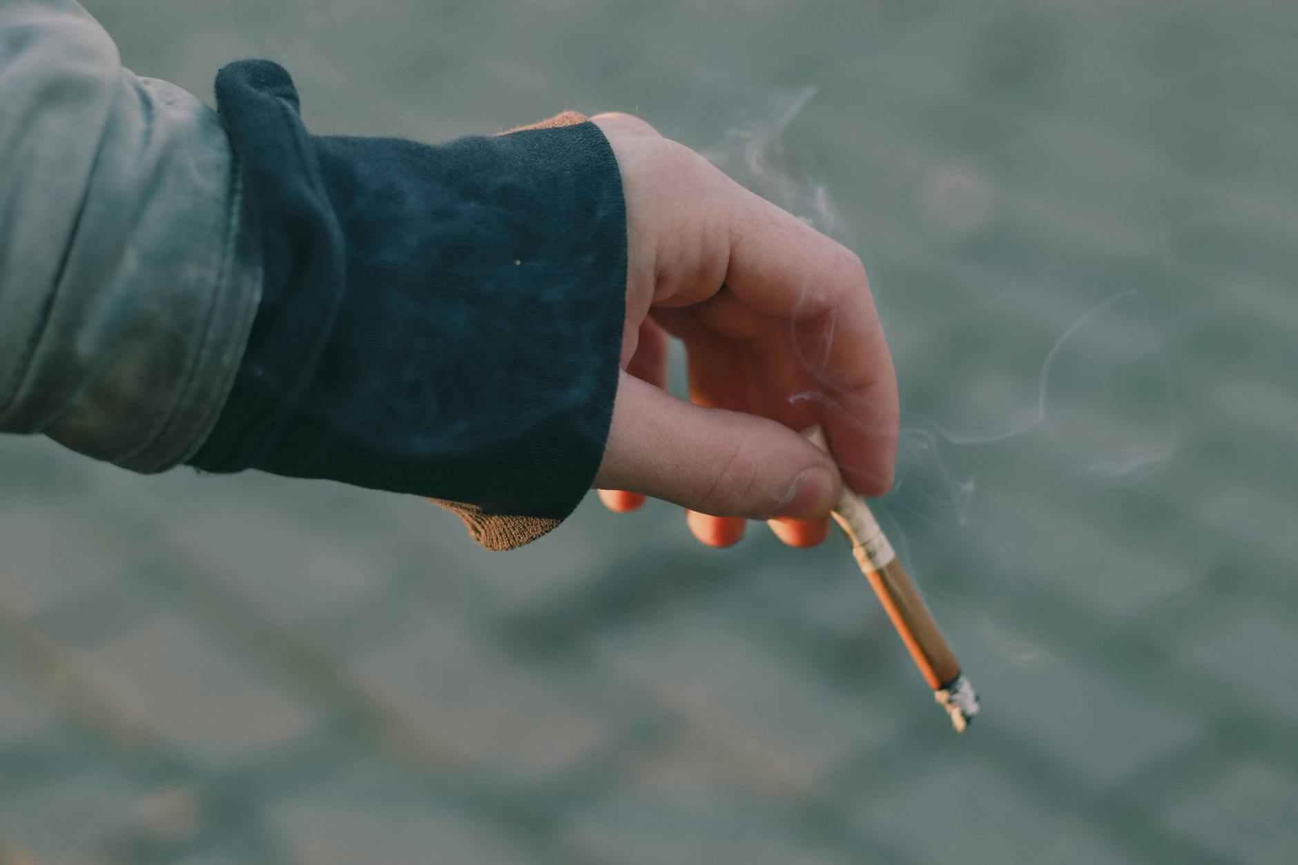 Cigarette (Сигарета) — тонкая трубочка с табаком