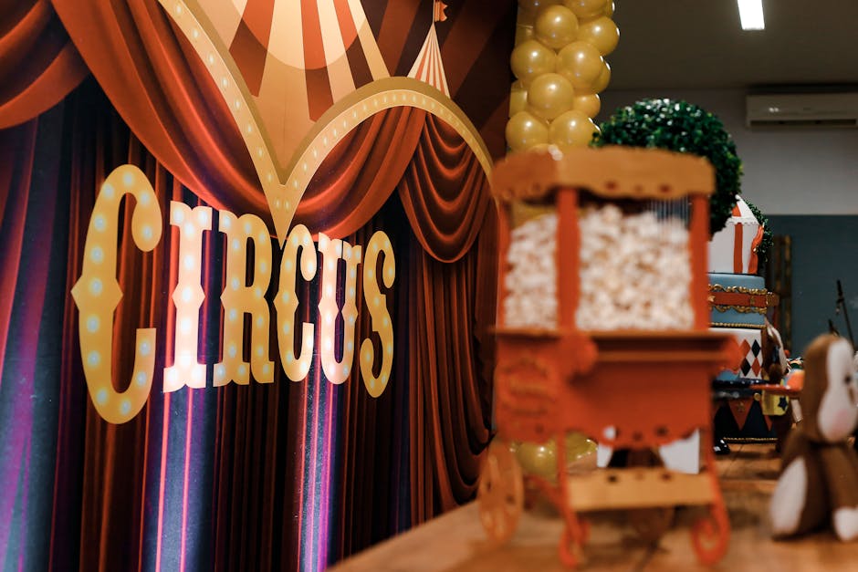 Circus (Цирк) — представление с акробатами и клоунами