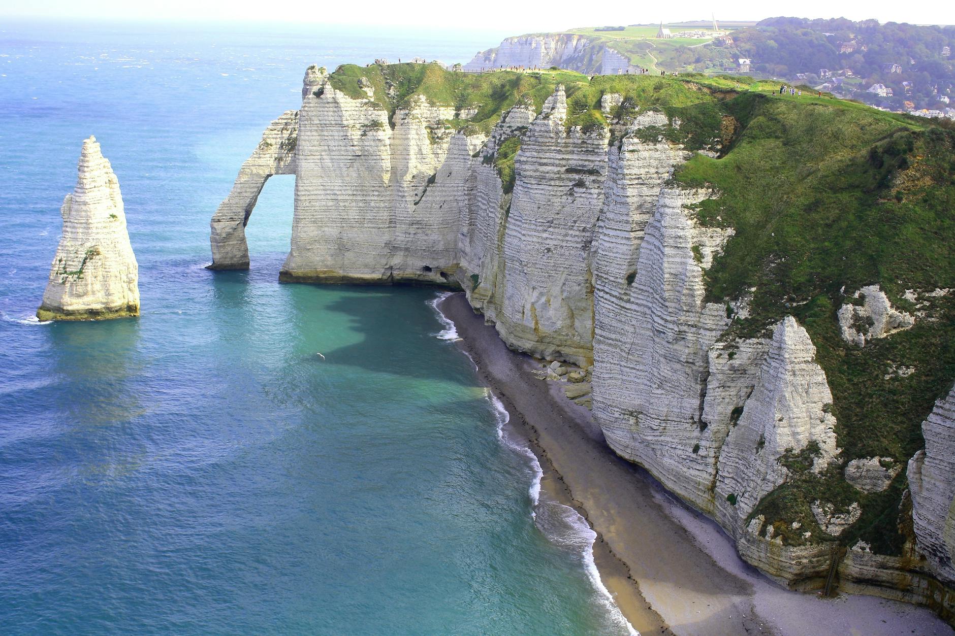 Cliff (Утёс) — крутой обрыв или скала у моря