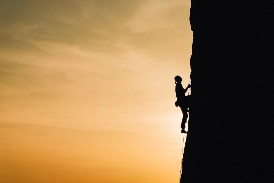 Climb (Взбираться) — человек, карабкающийся на гору