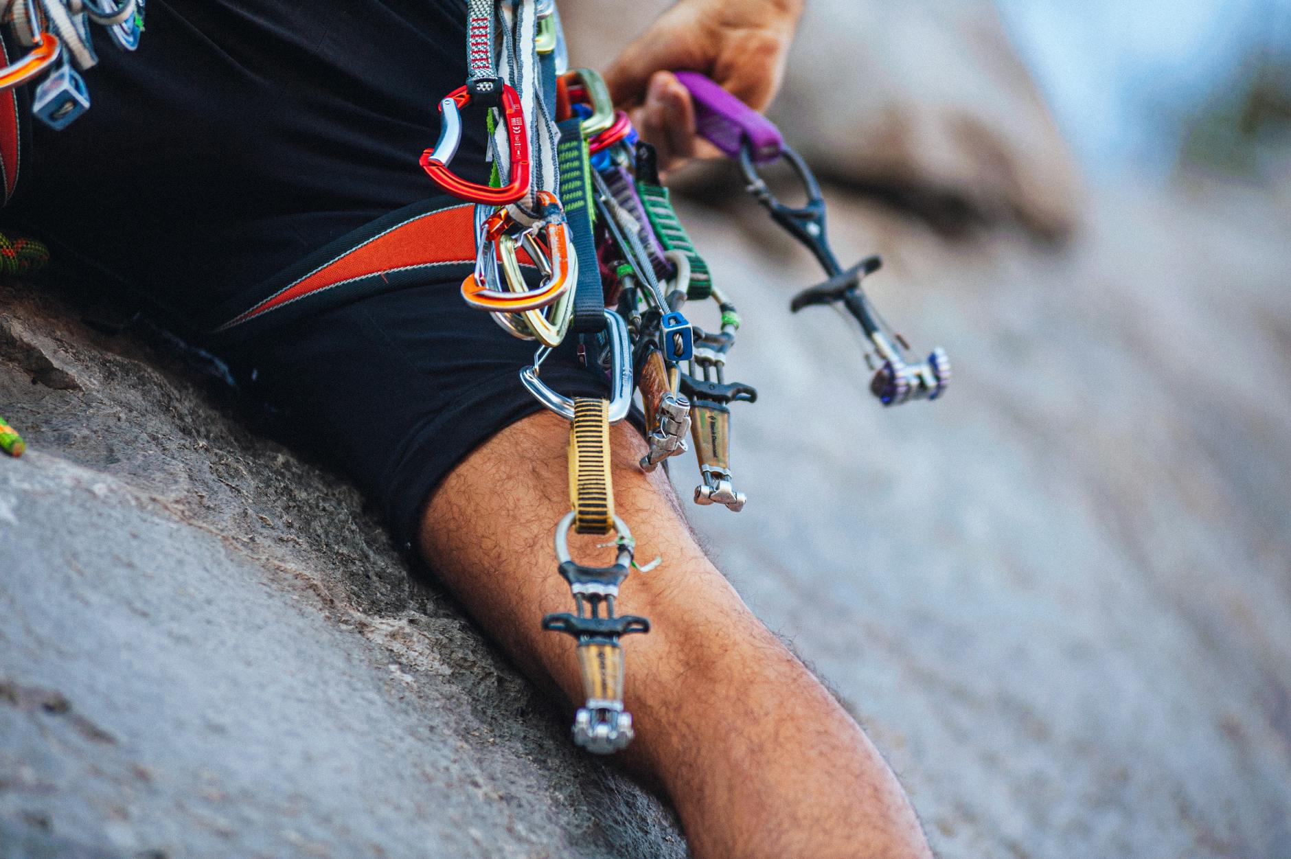 Climbing (Лазание) — человек поднимается по скале