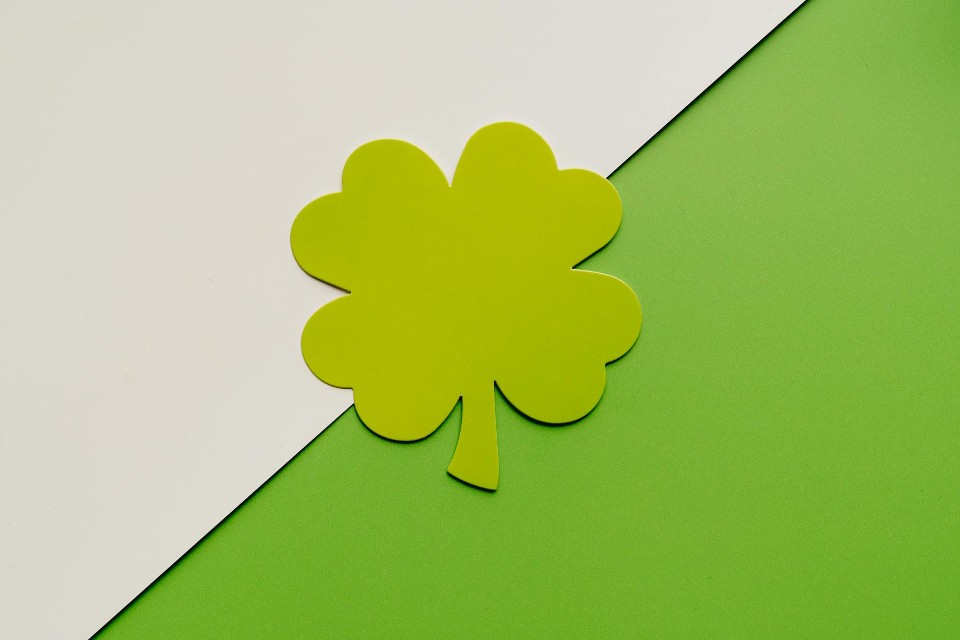 Clover (Клевер) — растение с тремя или четырьмя листочками