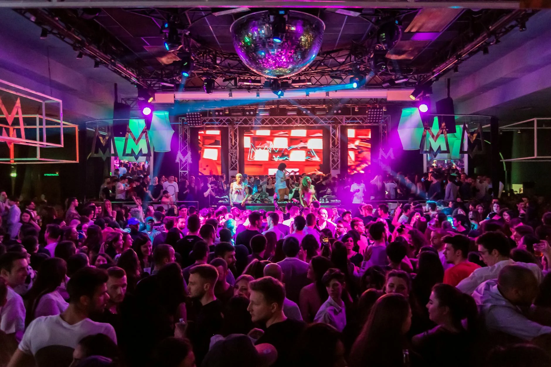Club (Клуб) — место для встреч или спортивный инвентарь