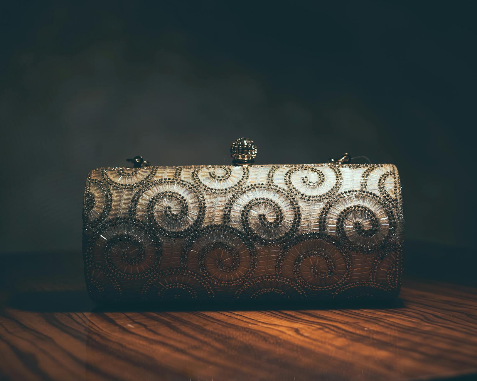 Clutch (клатч, схватить) — маленькая сумочка и крепкий захват
