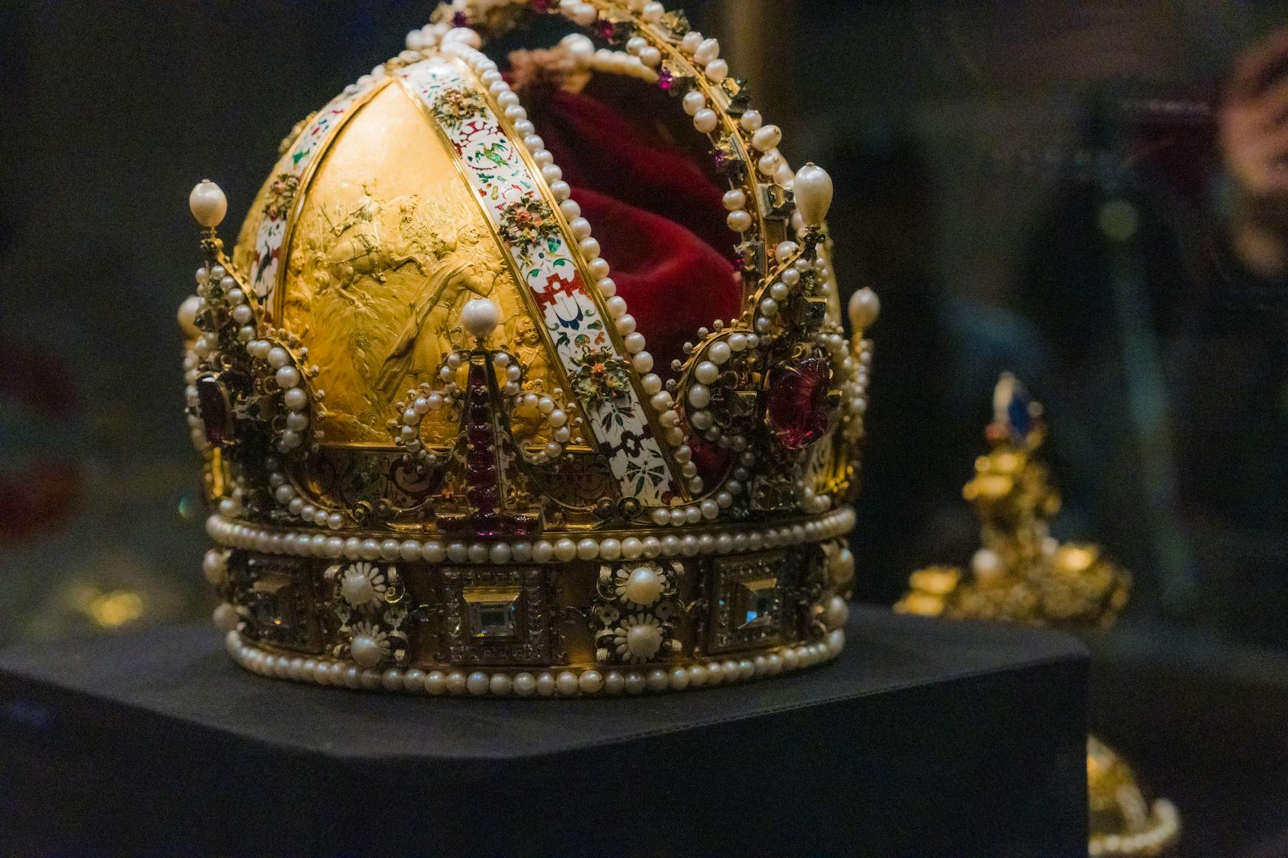 Crown (Корона) — символ власти и головной убор монархов