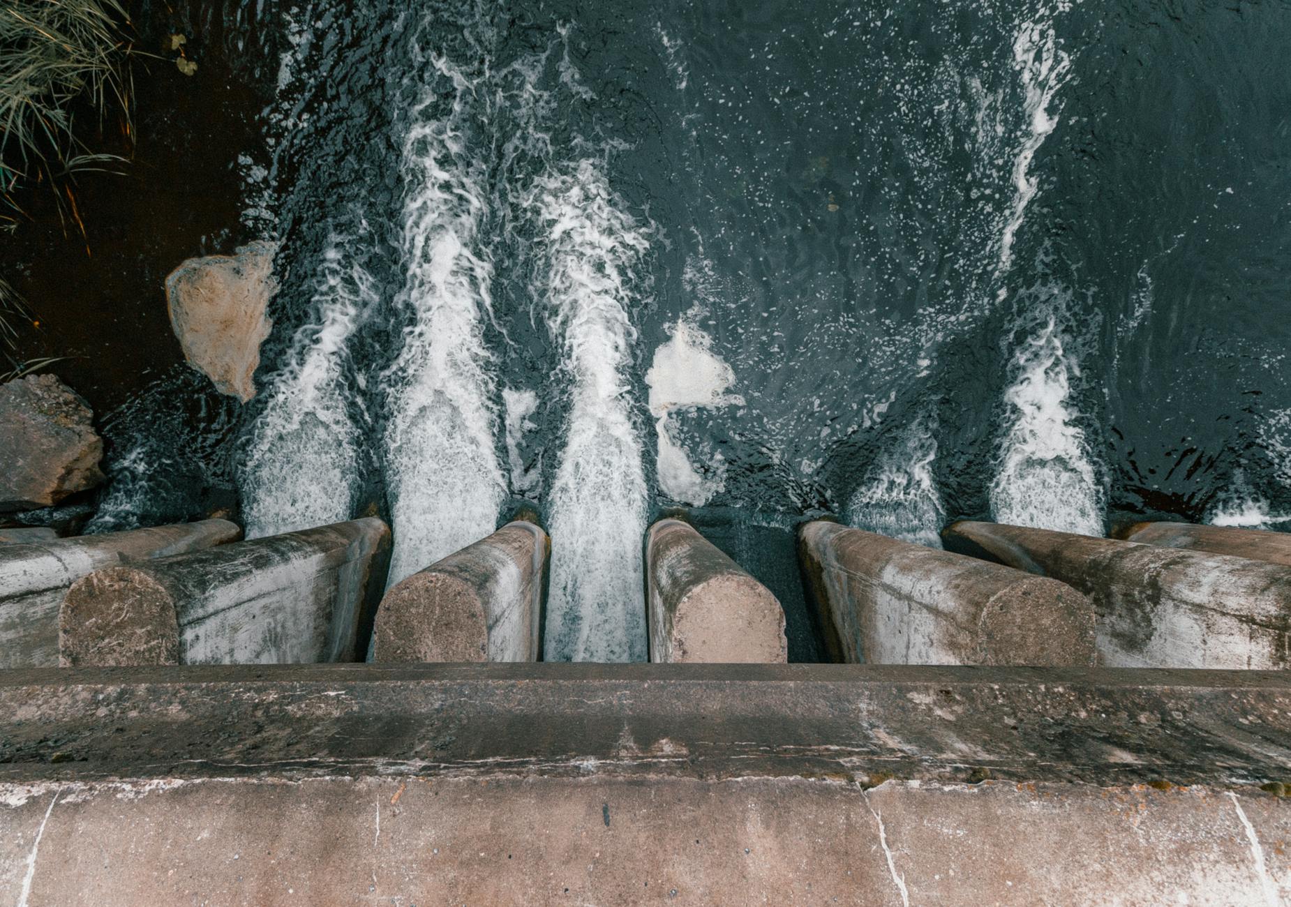 Dam (Дамба, плотина) — сооружение для удержания воды