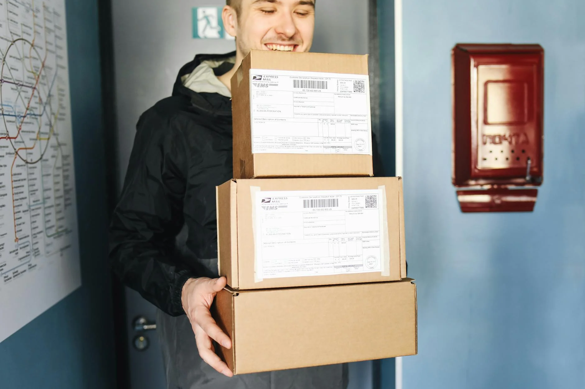 Delivery (Доставка) — курьер привозит посылку
