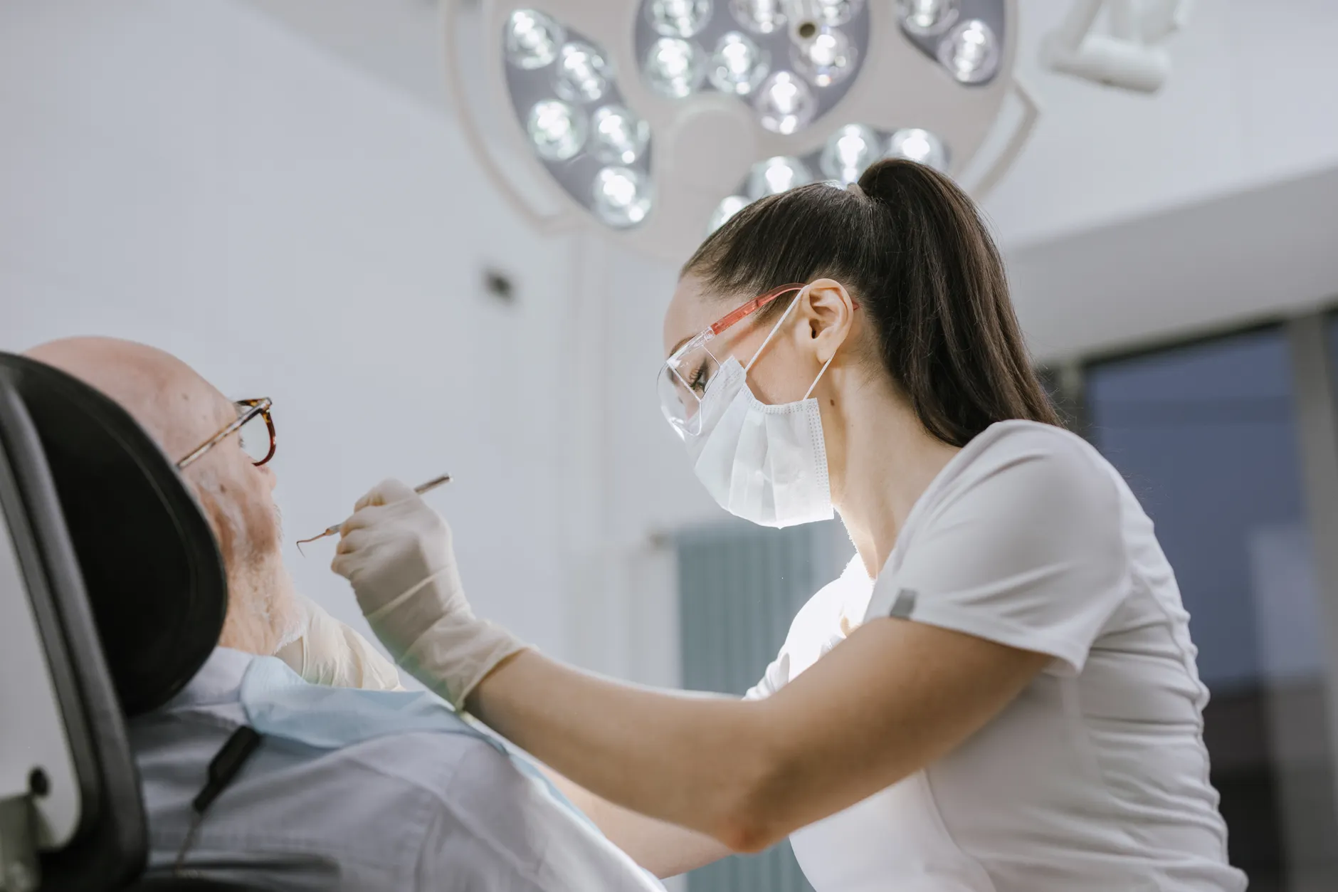 Dentist (Зубной врач) — специалист по лечению зубов