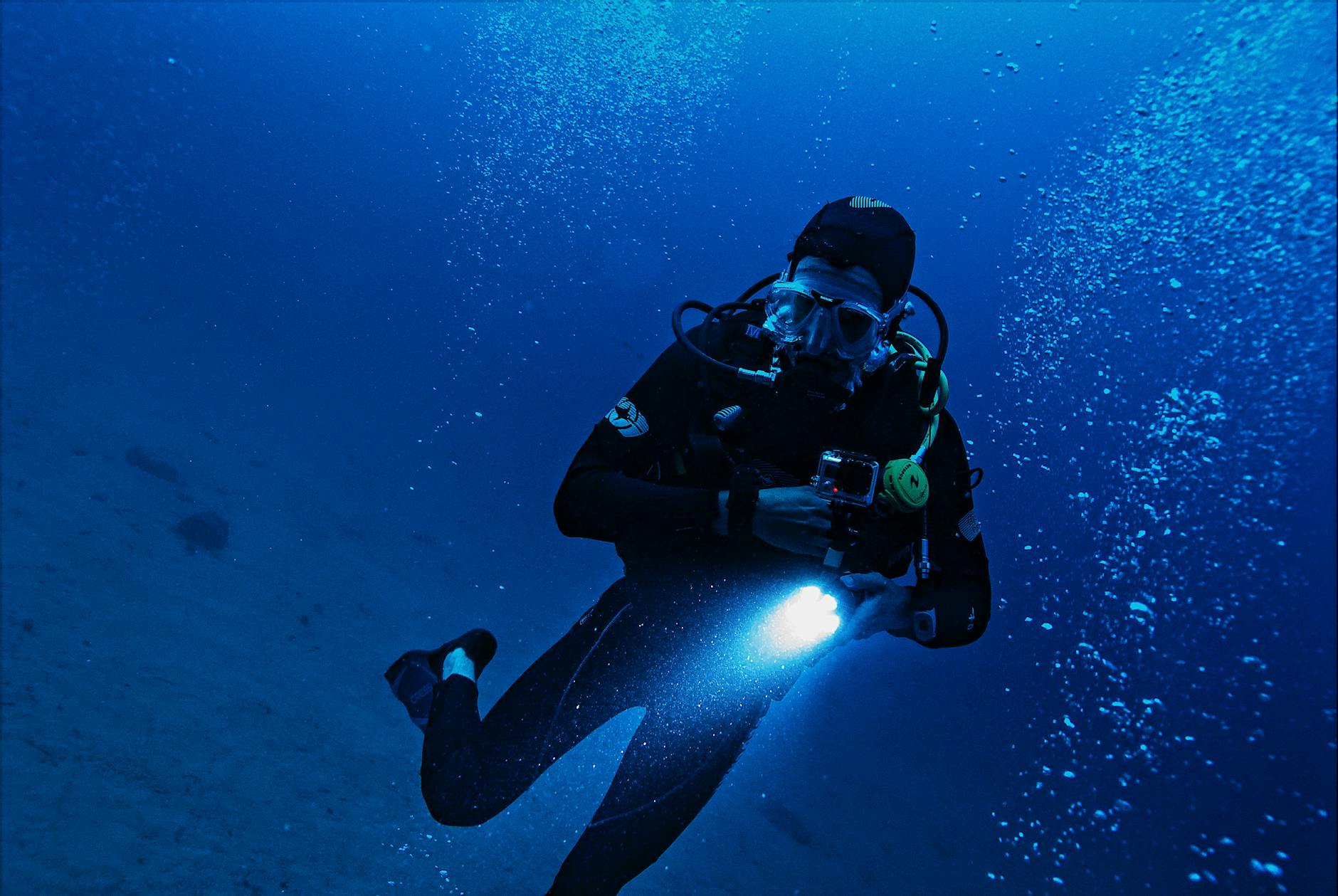 Dive (Нырять) — человек ныряет в воду
