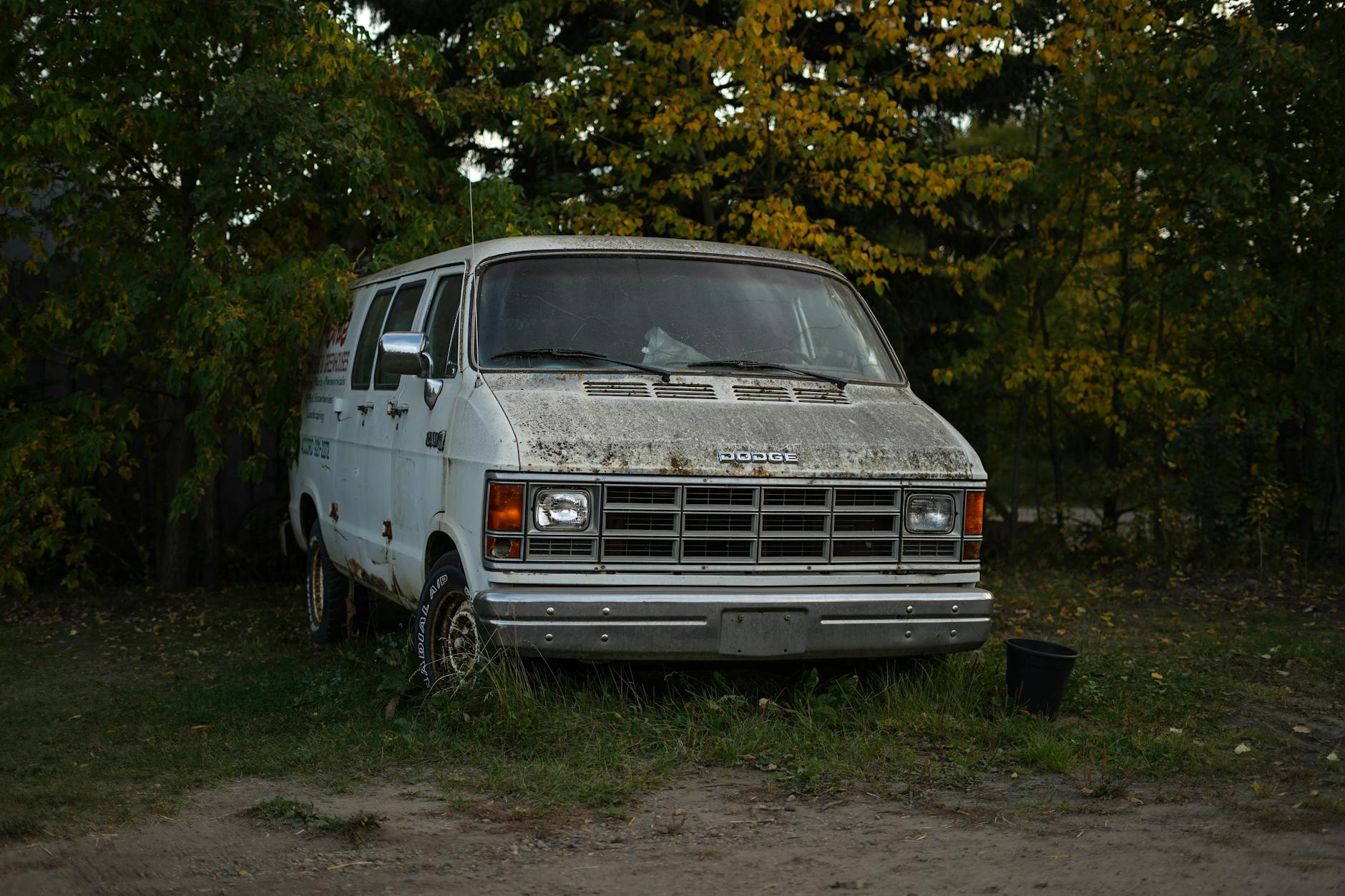 Dodge (Уклоняться, уворачиваться) — человек уворачивается от мяча