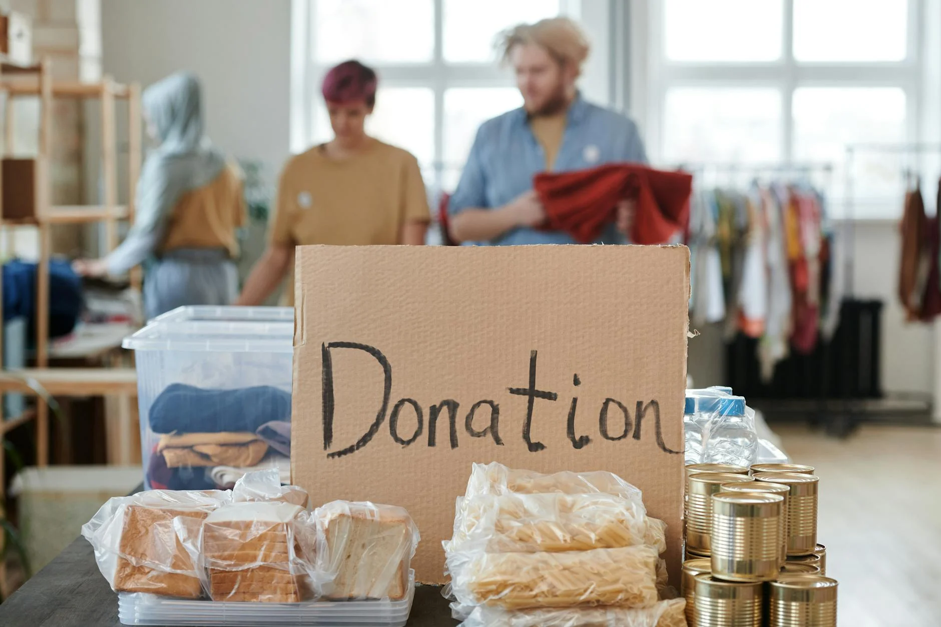 Donate (Пожертвовать) — человек, отдающий деньги или вещи