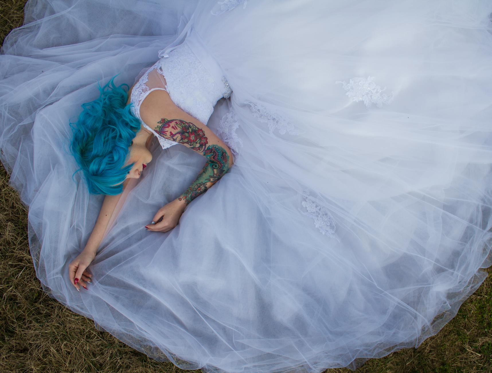 Dress (Платье / Одеваться) — предмет одежды и действие