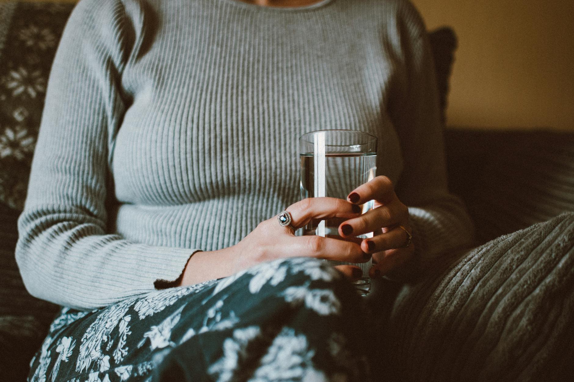 Drink (Пить; напиток) — стакан воды и чашка чая