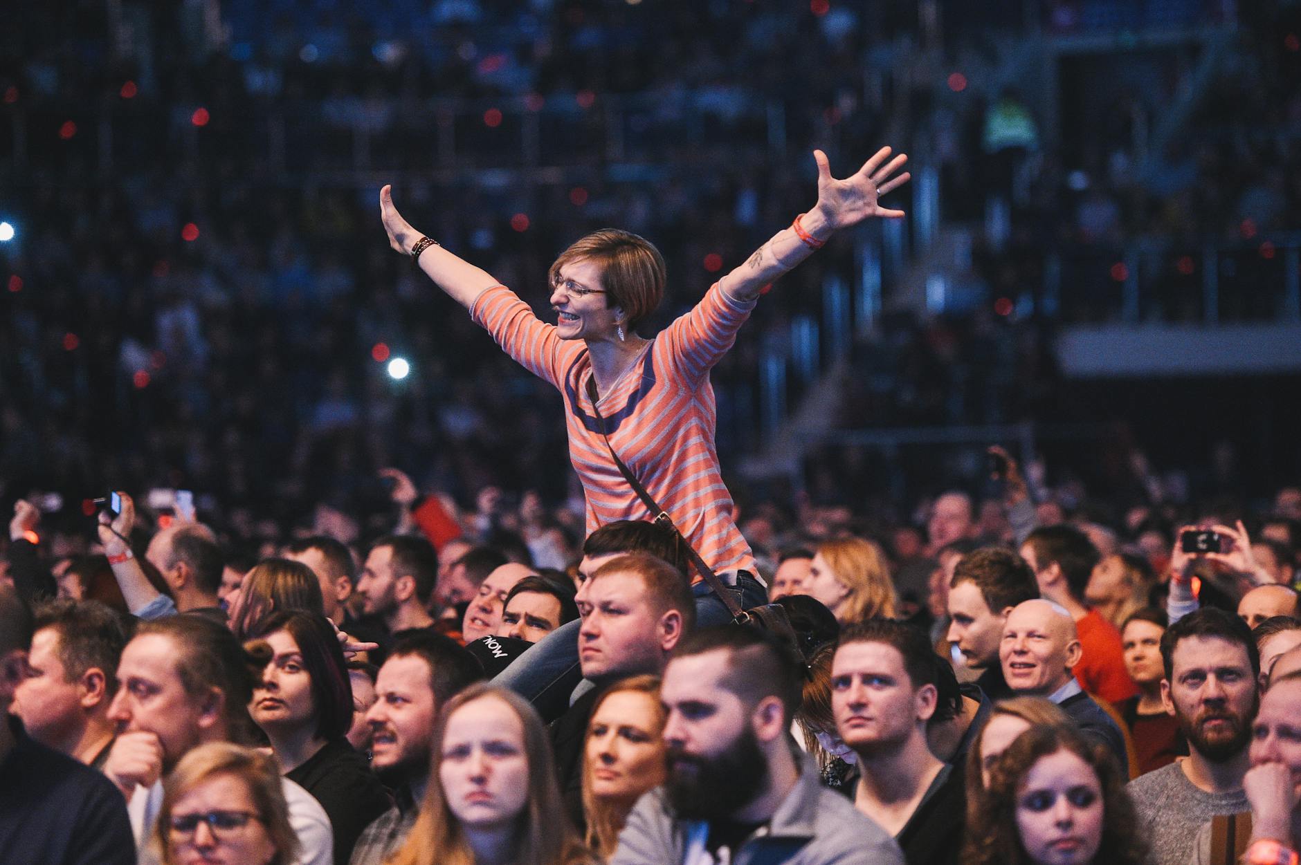 Excited (взволнованный) — человек с радостной эмоцией