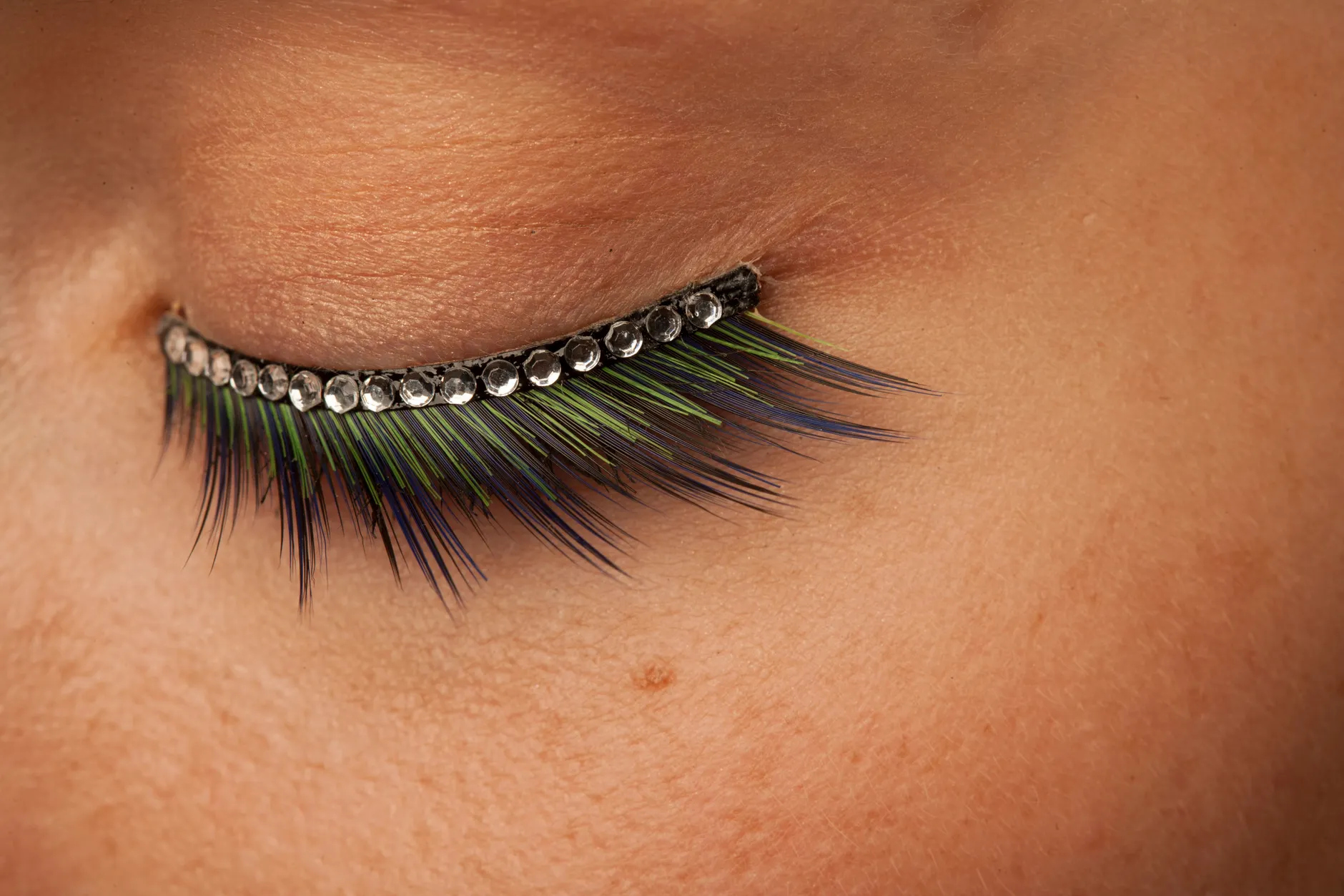 Eyelash (Ресница) — длинные ресницы крупным планом