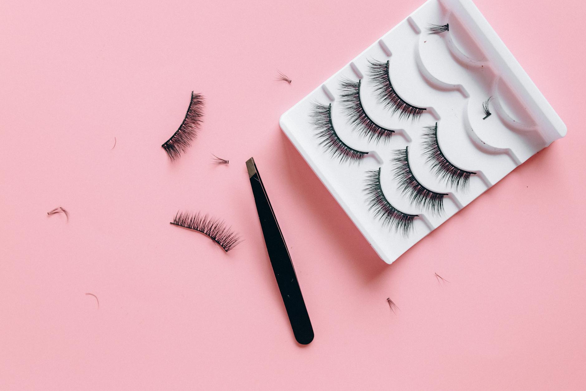 Eyelashes (Ресницы) — волоски по краю века