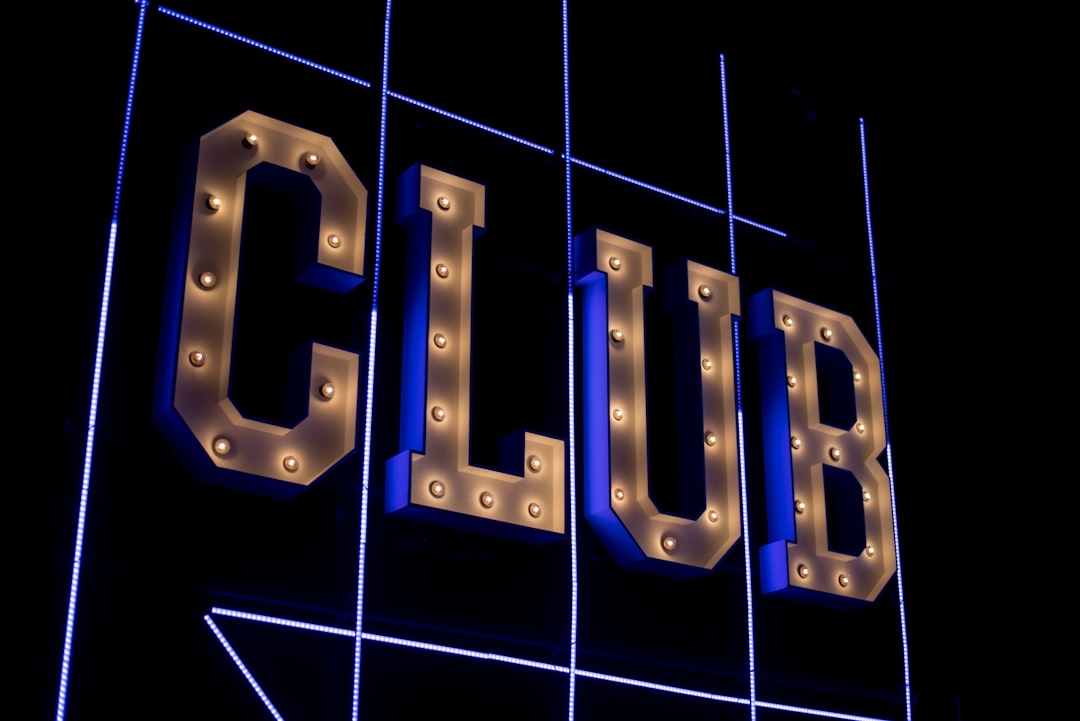 Glue (Клей) — тюбик клея, клей-карандаш, клей для поделок
