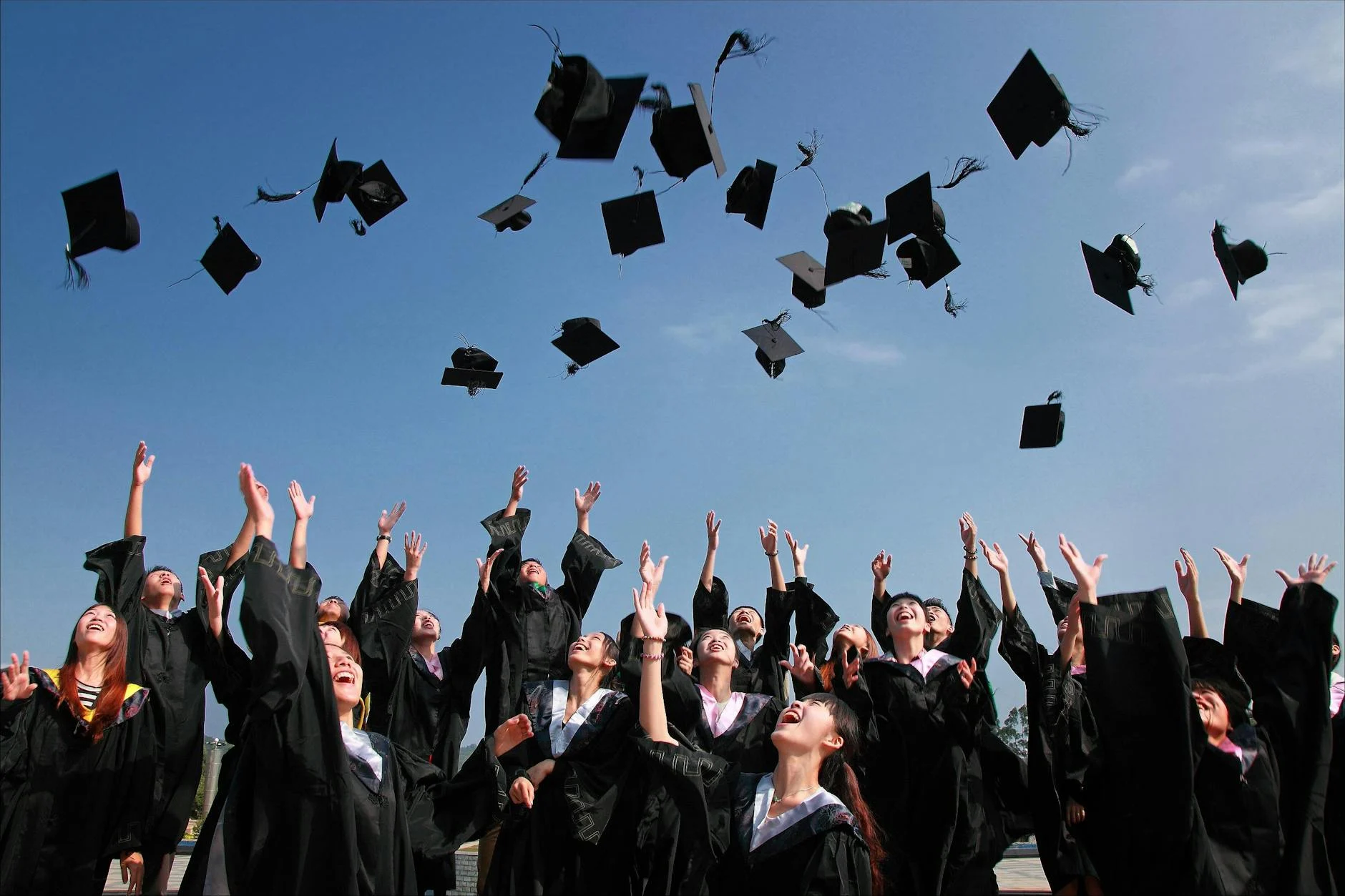 Graduation (Выпуск) — церемония вручения дипломов