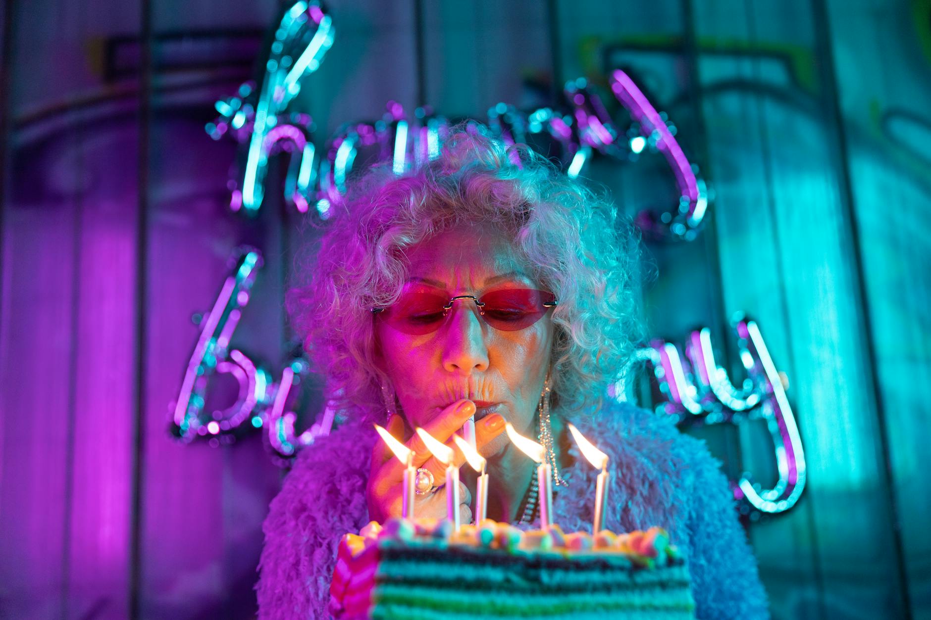 Grandma (Бабушка) — любящая бабушка с внуками