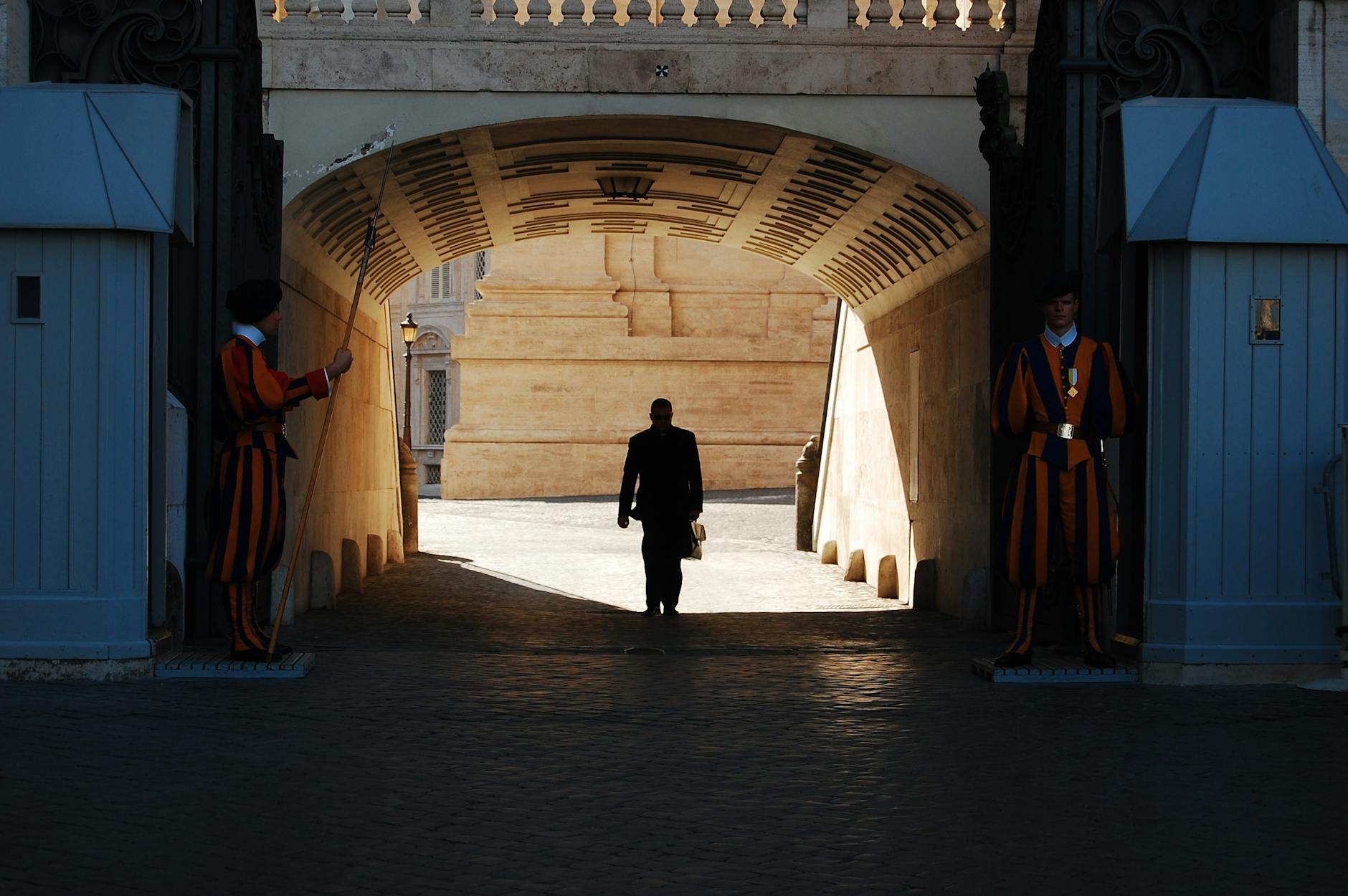 Guard (Охранник, охранять) — человек, который защищает