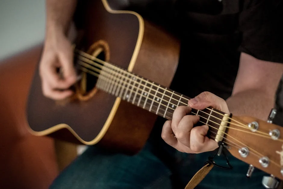 Guitar (Гитара) — музыкальный инструмент с шестью струнами