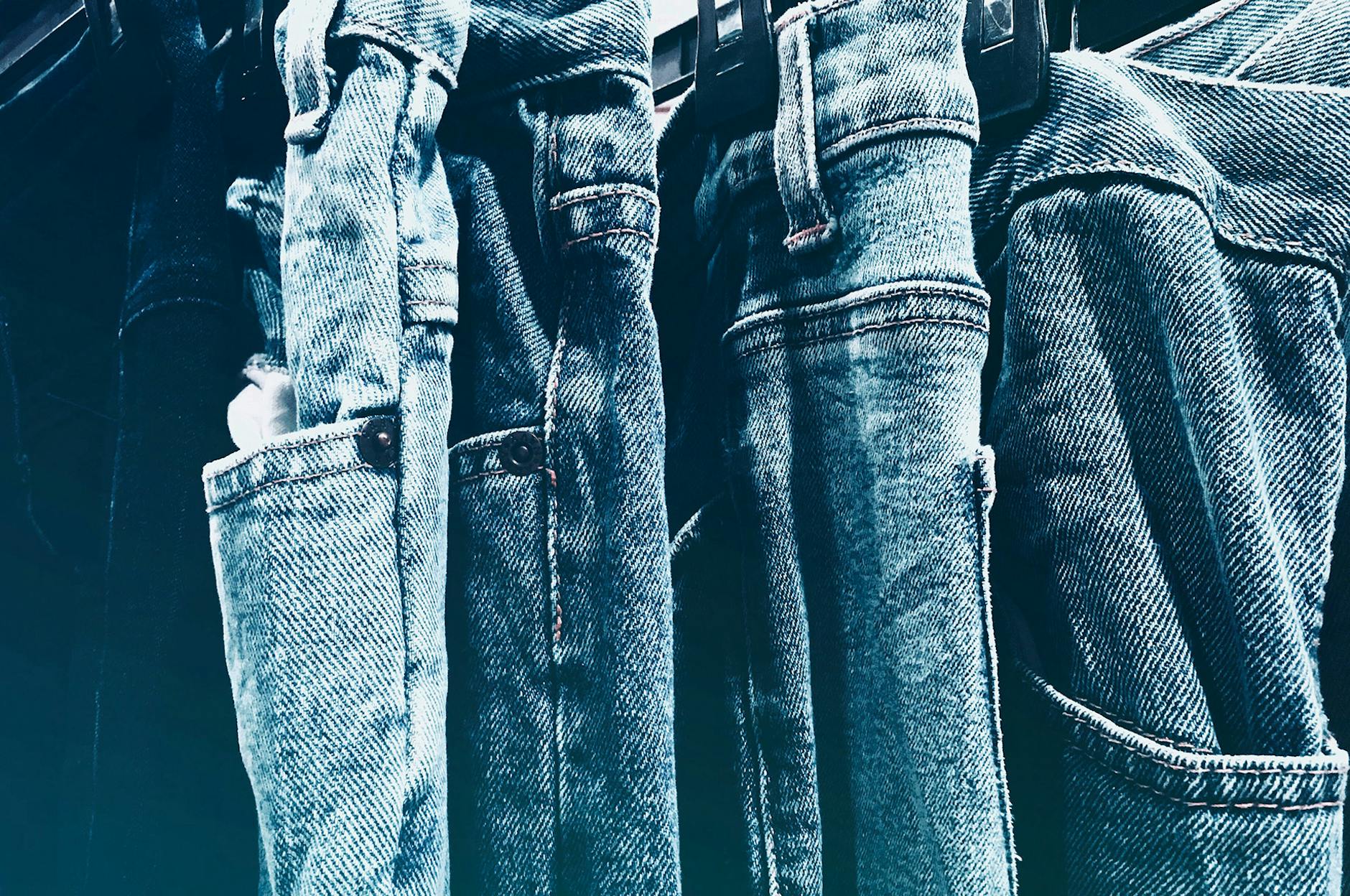 Jeans (Джинсы) — популярная повседневная одежда
