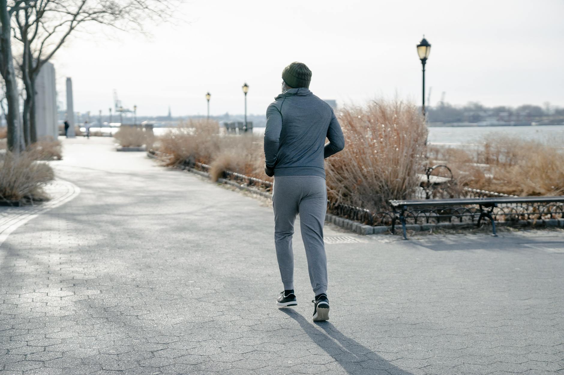 Jog (бегать трусцой) — человек бежит в парке