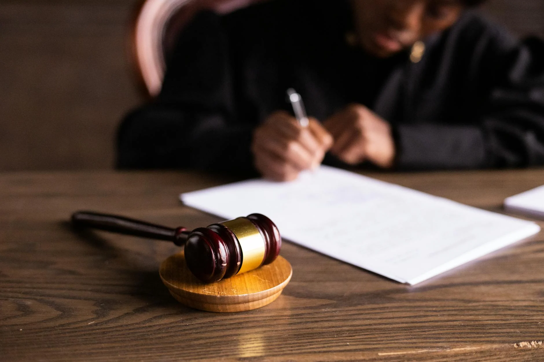 Judge (Судья) — человек в мантии, сидящий за столом в суде