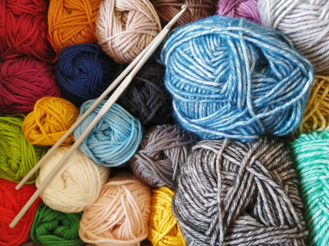 Knitting (Вязание) — человек вяжет спицами