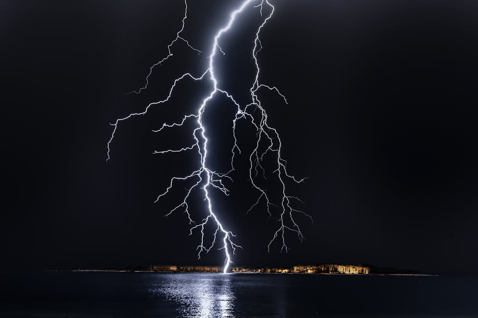 Lightning (Молния) — яркий электрический разряд в небе