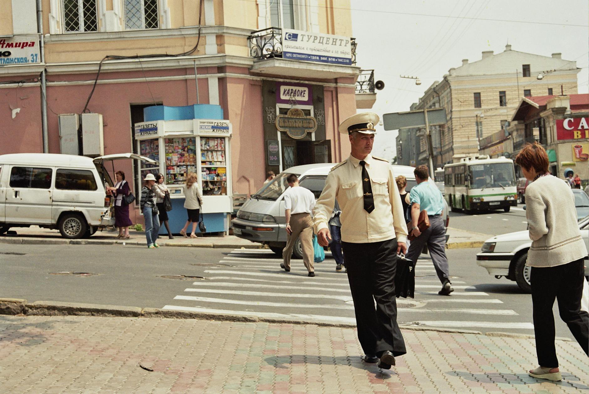Pedestrian (Пешеход) — человек, идущий пешком по улице