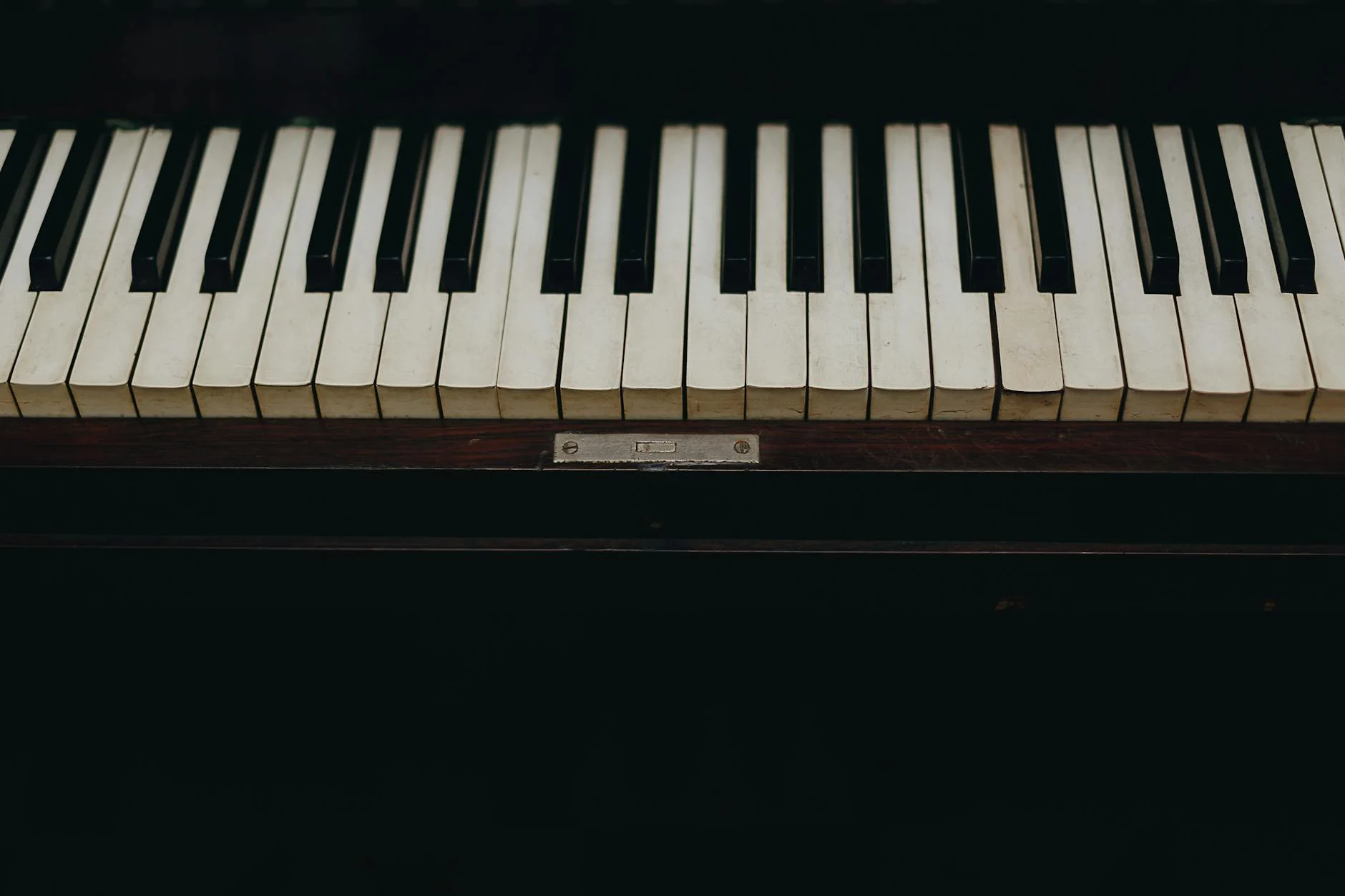 Piano (Пианино) — музыкальный инструмент с клавишами