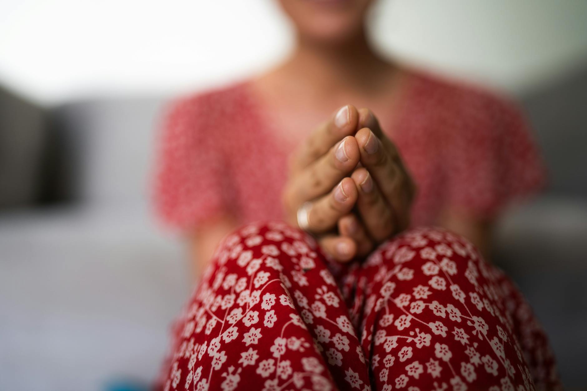 Pray (Молиться) — человек, молящийся с закрытыми глазами
