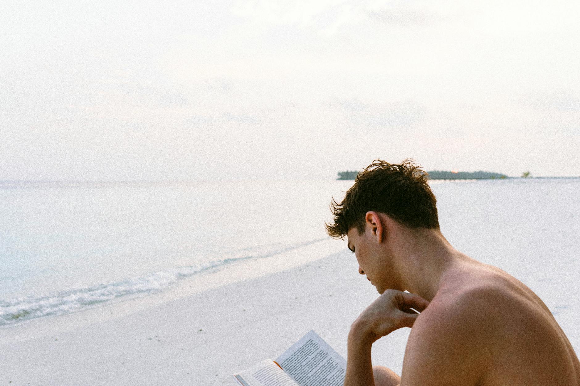 Reading (Чтение) — человек читает книгу