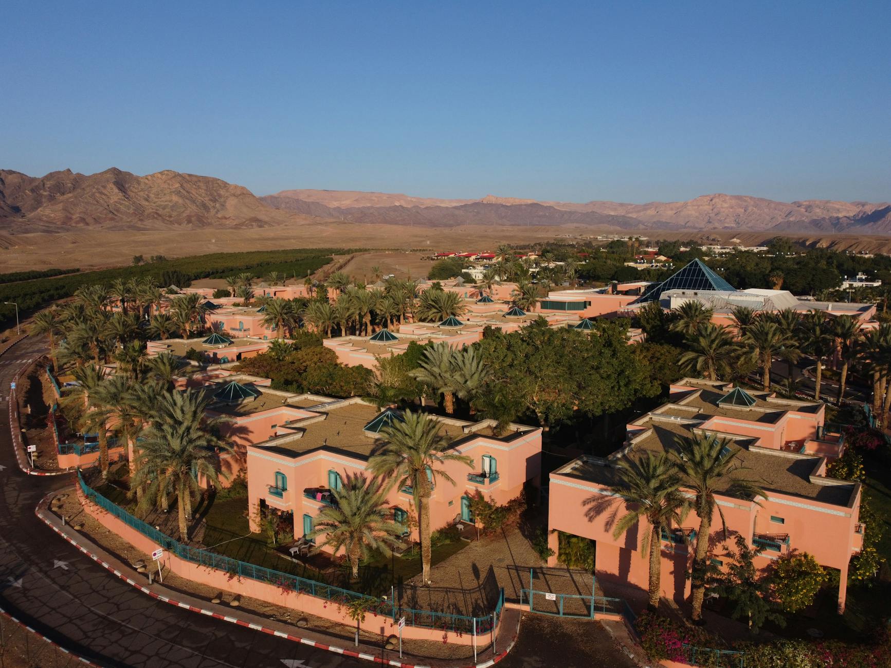 Resort (Курорт) — место отдыха с пальмами и пляжем