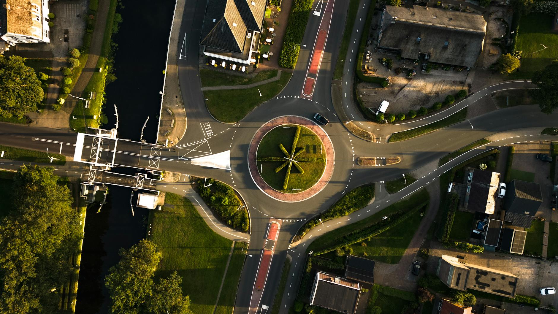 Roundabout (Круговое движение) — дорожный перекресток с круговым движением